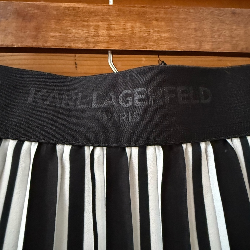 Karl Lagerfeld PARIS Black and White striped pleated Skirt EUC - Picture 6 of 6